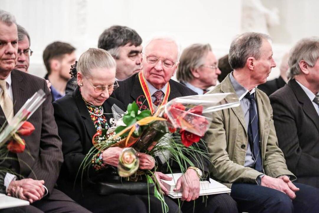 Rotušėje dešimčiai kauniečių išdalyti Santakos garbės ženklai