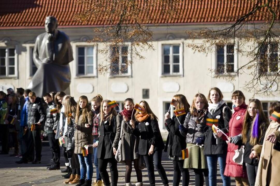 Maironio gimtadienį mokiniai paminėjo susikibę rankomis