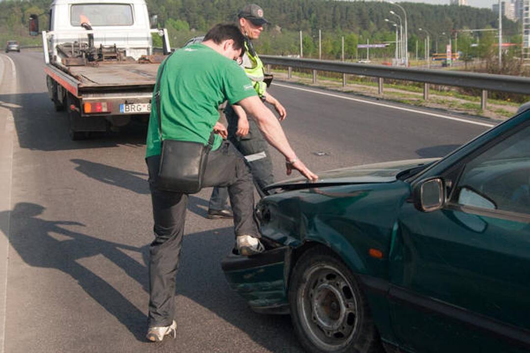 Po avarijos girtas vairuotojas iš rankų nepaleido butelio