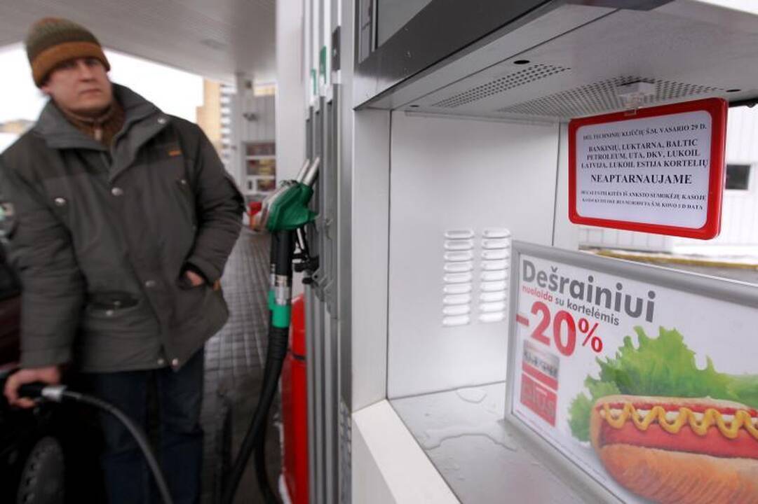 Degalinėse negalima mokėti kortelėmis, nusipirkti alkoholio