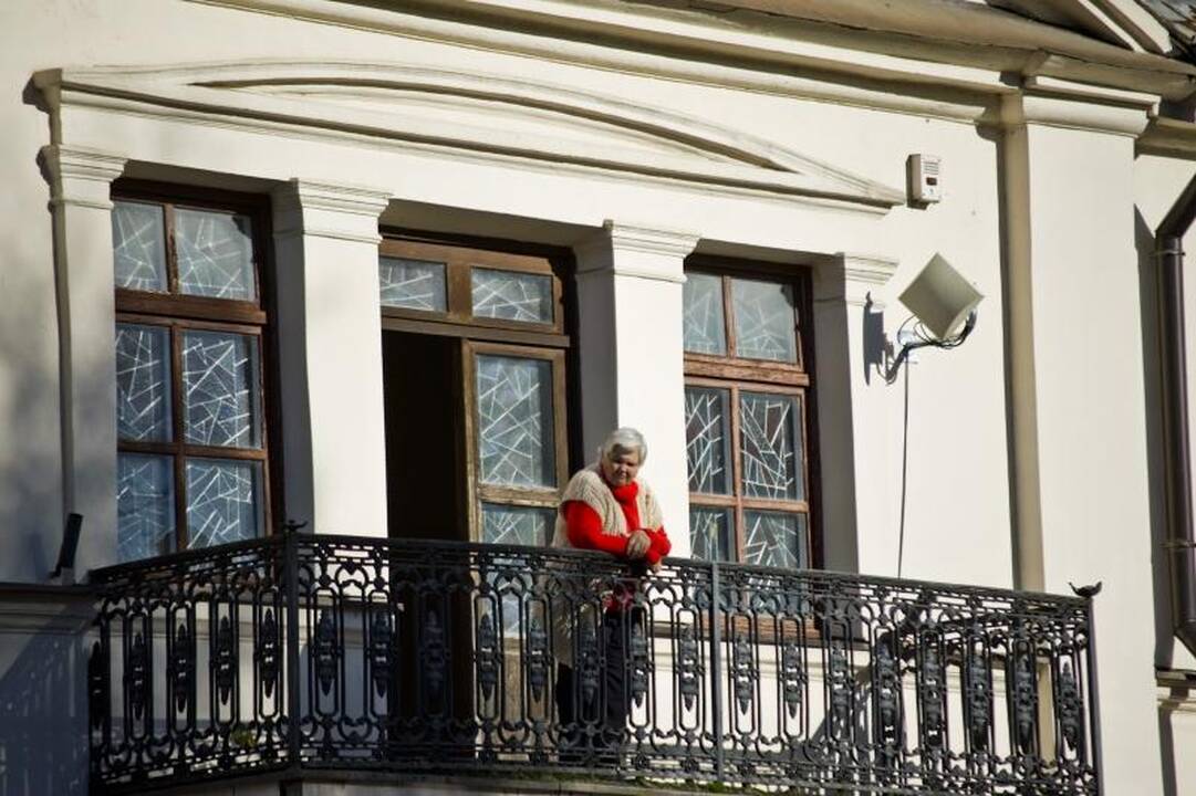 Maironio gimtadienį mokiniai paminėjo susikibę rankomis