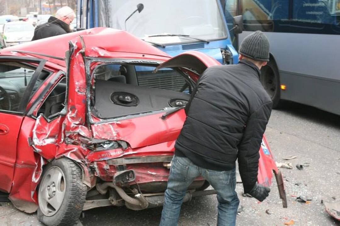 Vilniuje krovininis automobilis suknežino „Mitsubishi Colt“