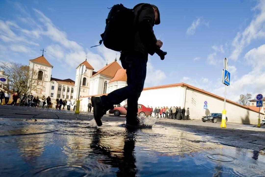 Maironio gimtadienį mokiniai paminėjo susikibę rankomis
