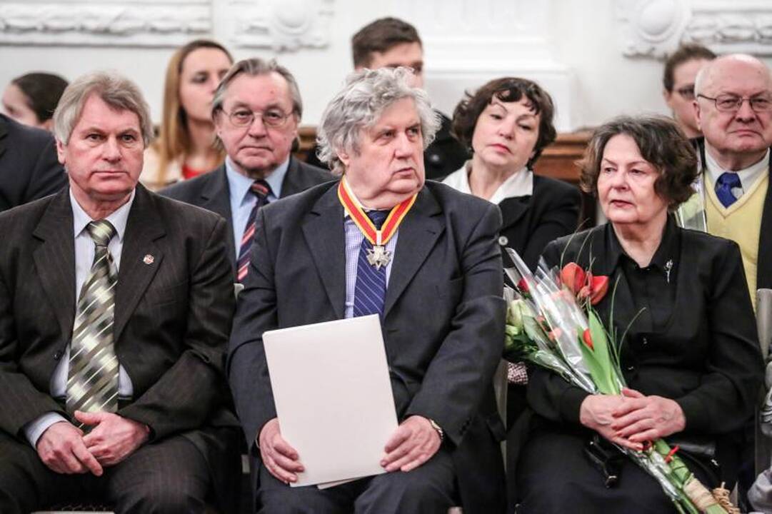 Rotušėje dešimčiai kauniečių išdalyti Santakos garbės ženklai