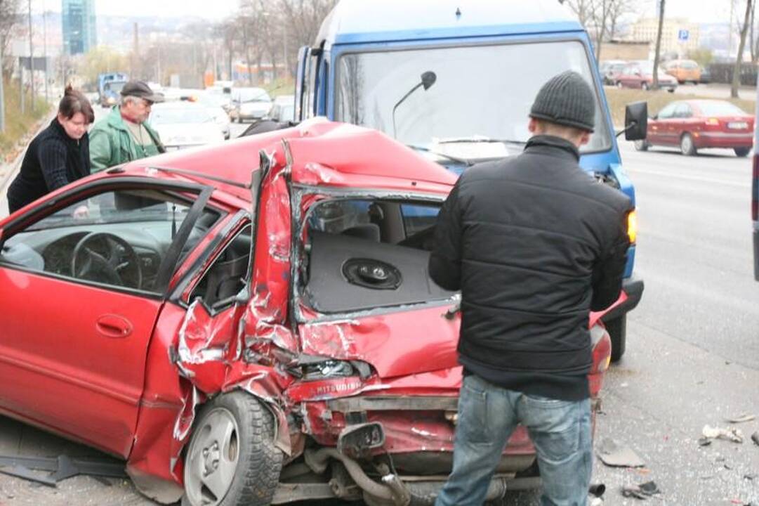 Vilniuje krovininis automobilis suknežino „Mitsubishi Colt“
