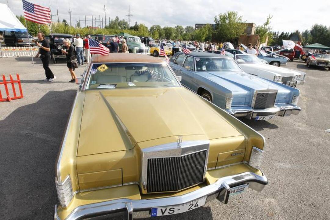 Palangos gatves papuošė įspūdingi automobiliai
