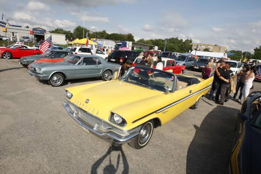 Palangos gatves papuošė įspūdingi automobiliai