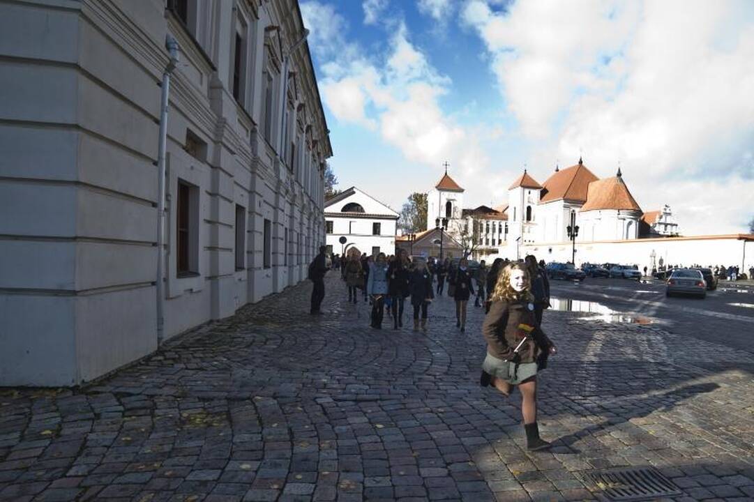 Maironio gimtadienį mokiniai paminėjo susikibę rankomis