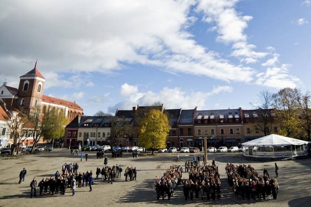 Maironio gimtadienį mokiniai paminėjo susikibę rankomis