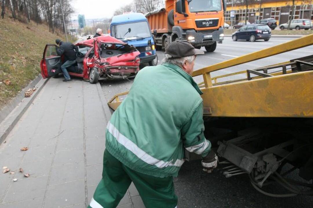 Vilniuje krovininis automobilis suknežino „Mitsubishi Colt“