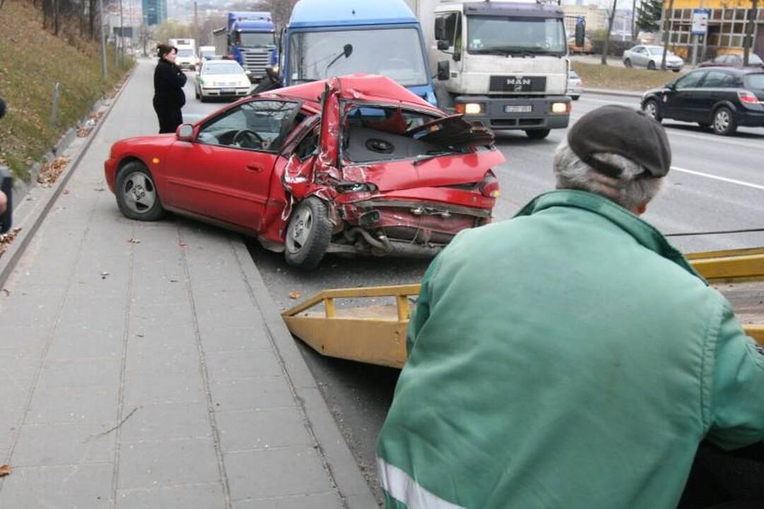 Vilniuje krovininis automobilis suknežino „Mitsubishi Colt“