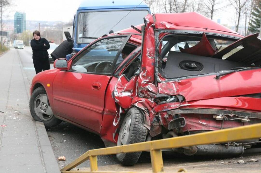 Vilniuje krovininis automobilis suknežino „Mitsubishi Colt“