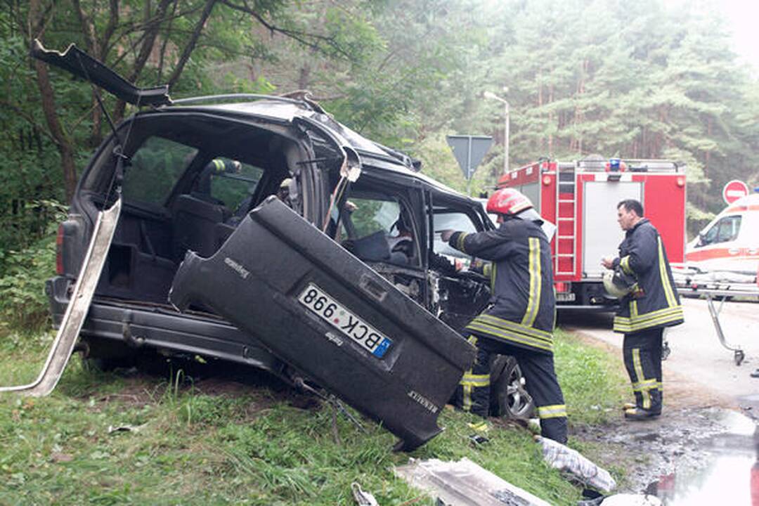 Nemenčinės pl. gelbėtojai iš sumaitoto automobilio išvadavo du vyriškius