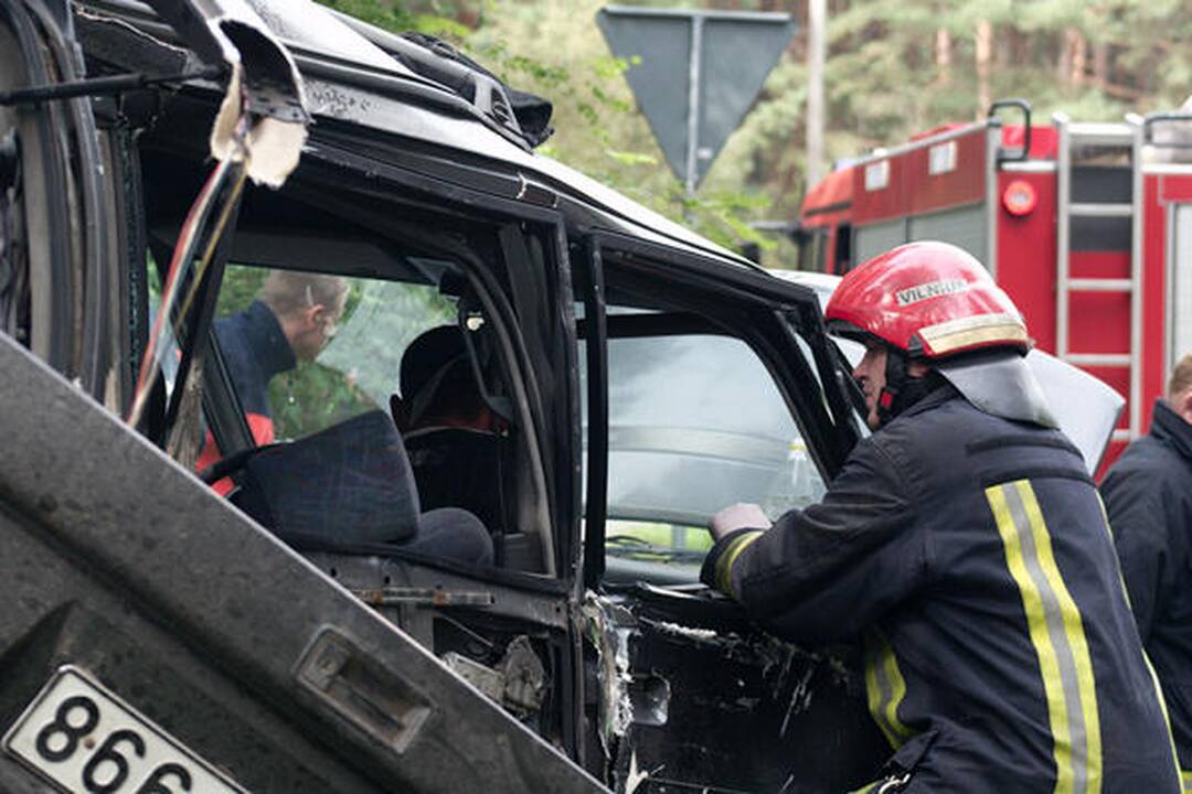 Nemenčinės pl. gelbėtojai iš sumaitoto automobilio išvadavo du vyriškius