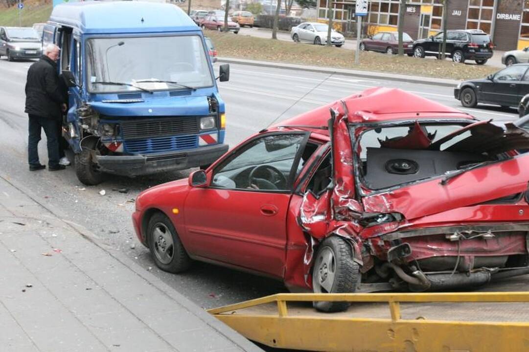 Vilniuje krovininis automobilis suknežino „Mitsubishi Colt“