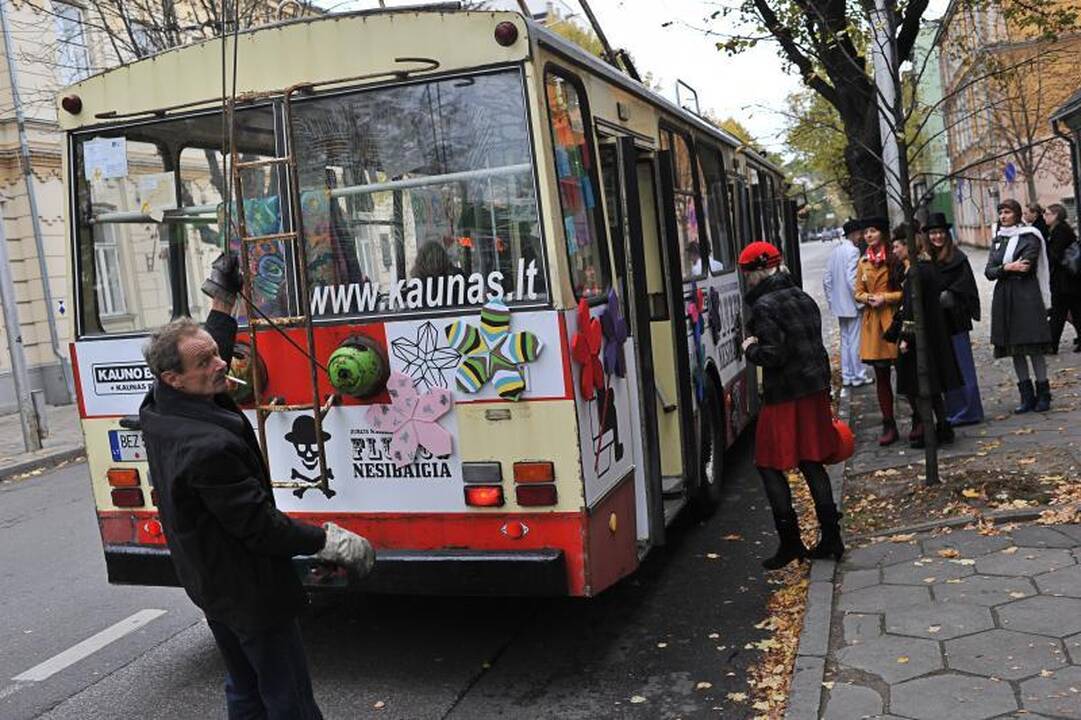 Į Kauno gatves išriedėjo „Fluxus“ troleibusas