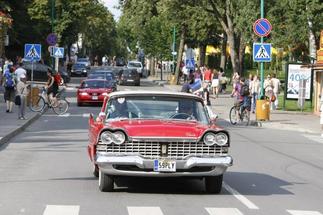 Palangos gatves papuošė įspūdingi automobiliai