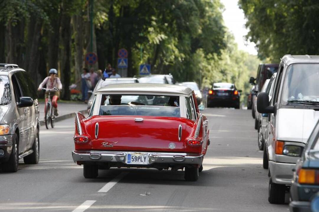 Palangos gatves papuošė įspūdingi automobiliai