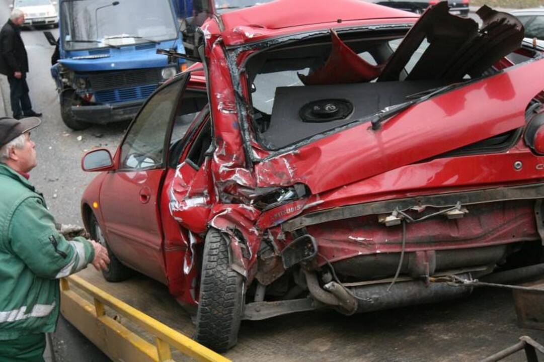 Vilniuje krovininis automobilis suknežino „Mitsubishi Colt“