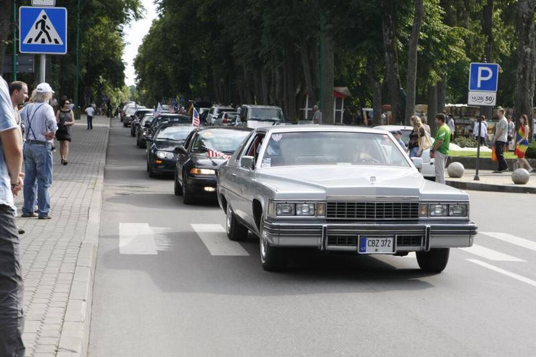 Palangos gatves papuošė įspūdingi automobiliai
