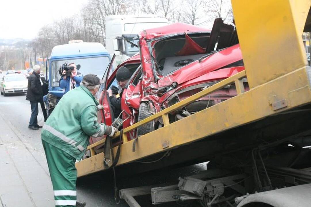 Vilniuje krovininis automobilis suknežino „Mitsubishi Colt“