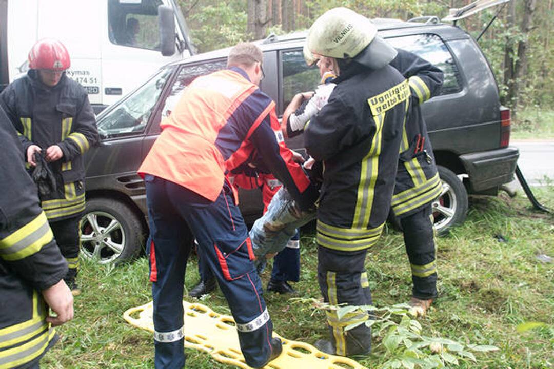 Nemenčinės pl. gelbėtojai iš sumaitoto automobilio išvadavo du vyriškius