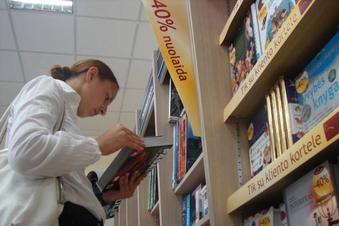 Knygų leidėjai ir prekybininkai mėgina aplenkti krizę