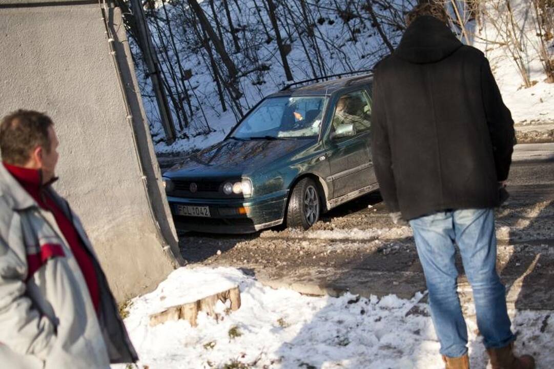Policija dėl nelaimių Žemaičių gatvėje kaltina „Kauno vandenis“