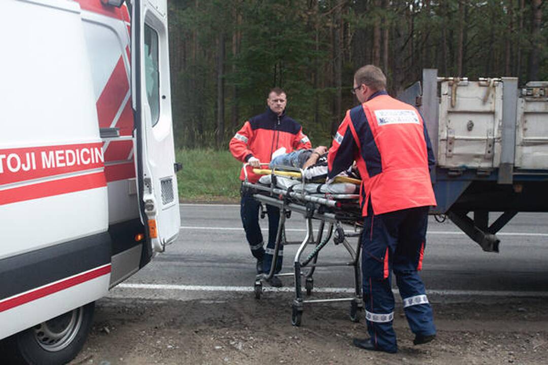 Nemenčinės pl. gelbėtojai iš sumaitoto automobilio išvadavo du vyriškius