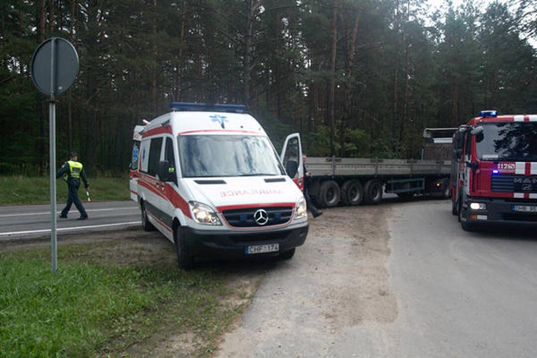 Nemenčinės pl. gelbėtojai iš sumaitoto automobilio išvadavo du vyriškius