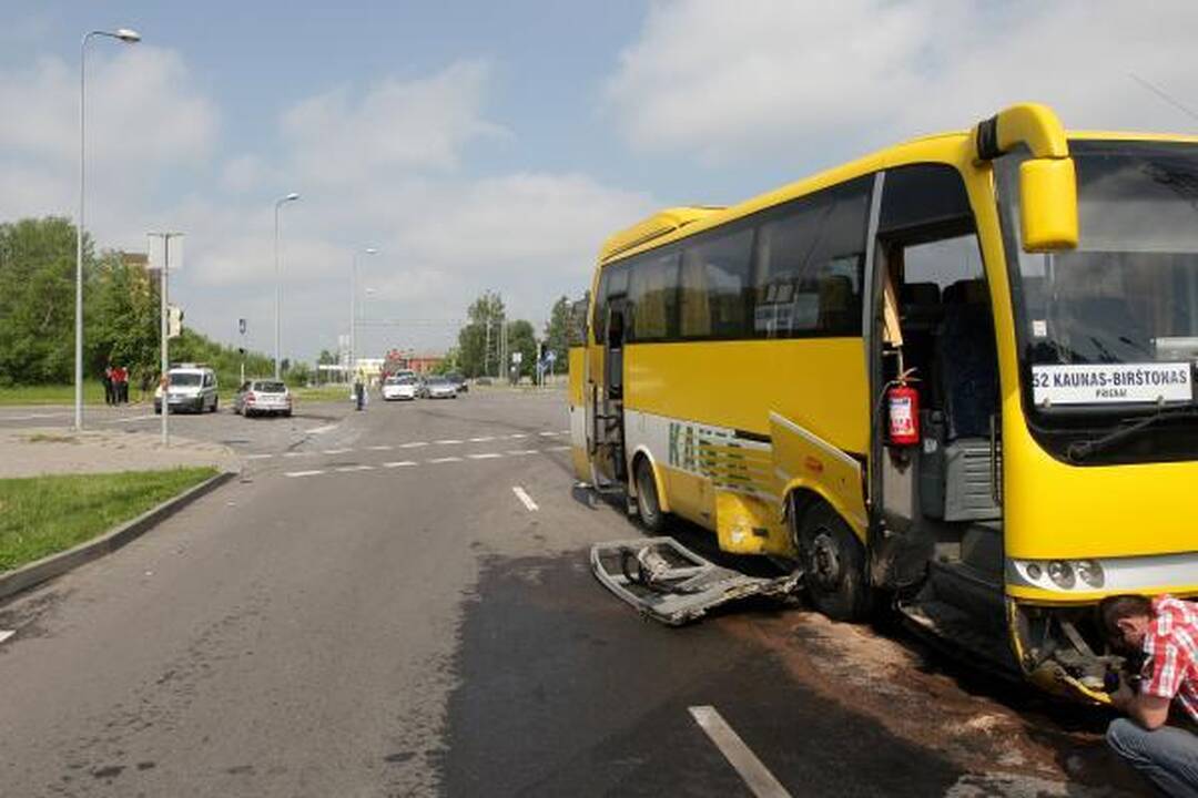 Kaune į avariją pateko tarpmiestinis autobusas (papildyta)