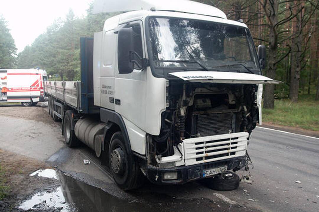 Nemenčinės pl. gelbėtojai iš sumaitoto automobilio išvadavo du vyriškius