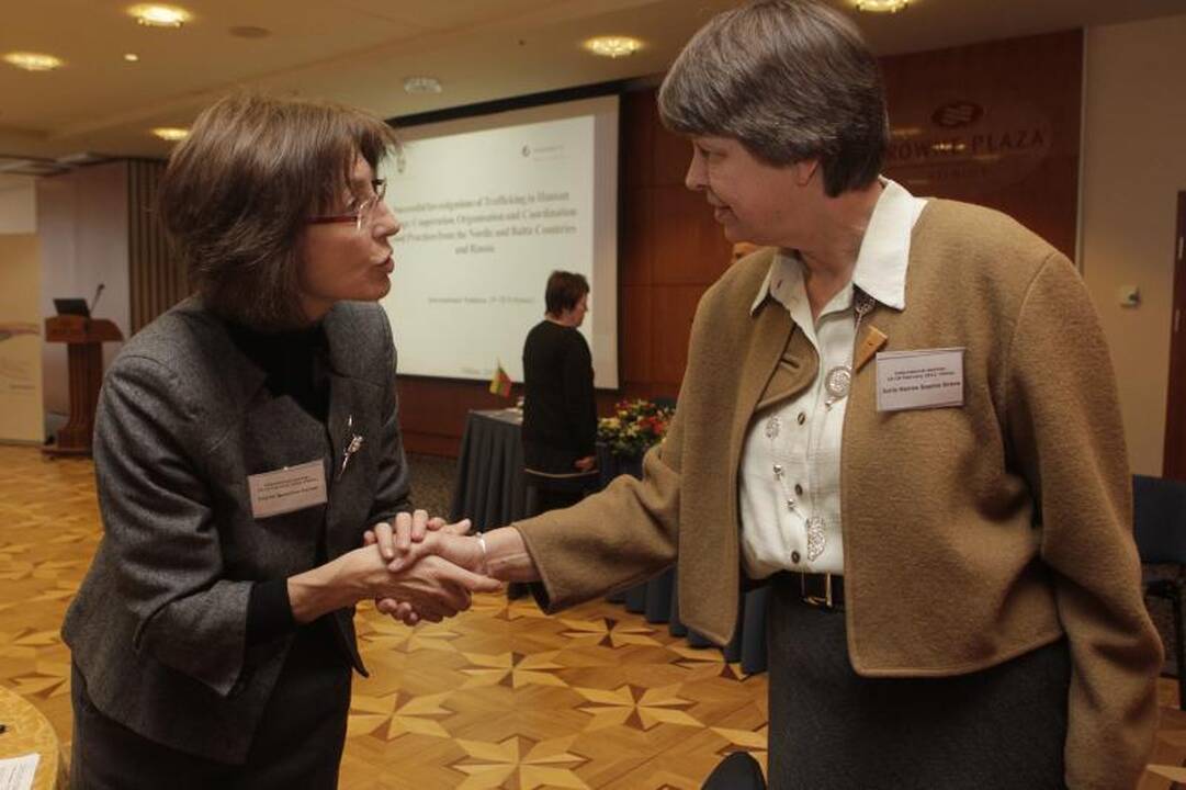 Ministerijos atstovė: vyrai nenoriai pripažįsta, kad buvo parduoti
