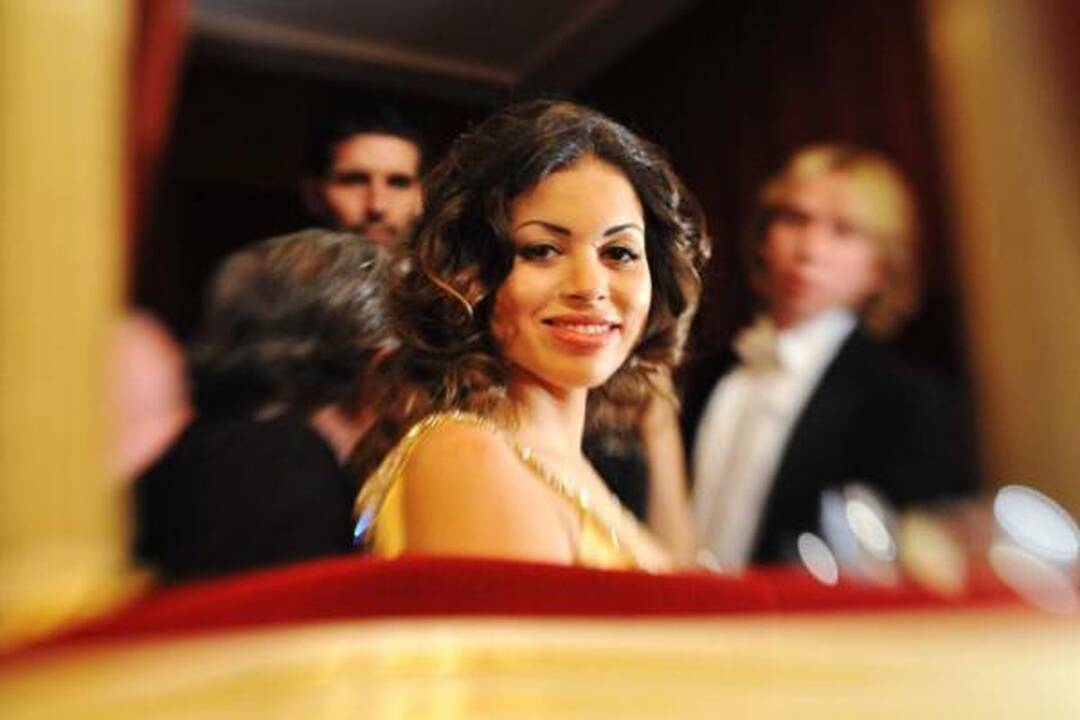 S.Berlusconi mergaitė bando save pasendinti?