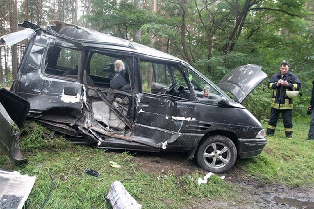 Nemenčinės pl. gelbėtojai iš sumaitoto automobilio išvadavo du vyriškius