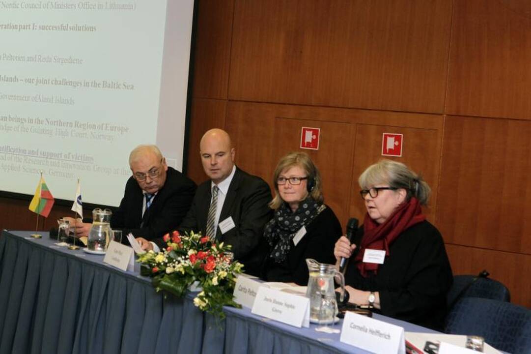 Ministerijos atstovė: vyrai nenoriai pripažįsta, kad buvo parduoti