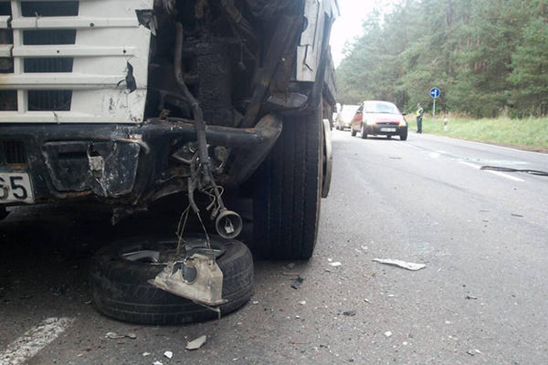 Nemenčinės pl. gelbėtojai iš sumaitoto automobilio išvadavo du vyriškius