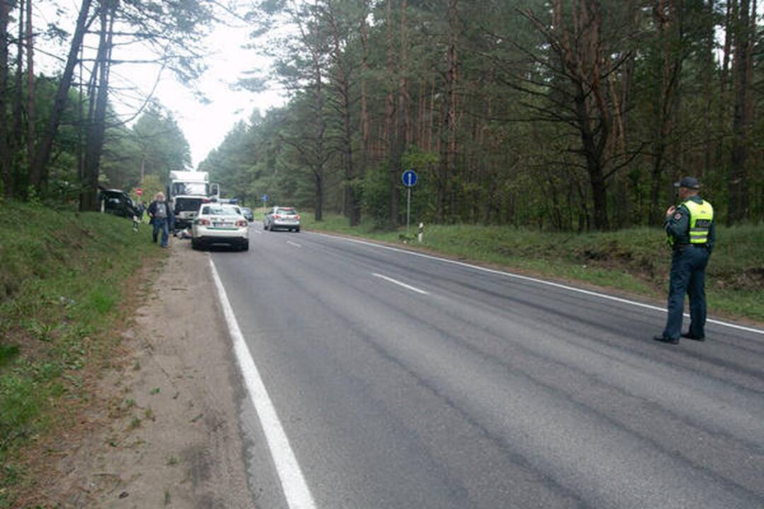 Nemenčinės pl. gelbėtojai iš sumaitoto automobilio išvadavo du vyriškius