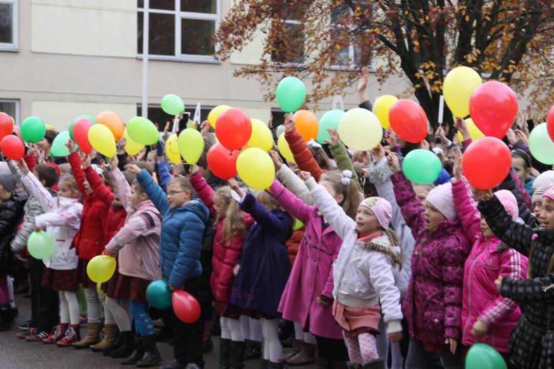 Maironio gimtadienį mokiniai paminėjo susikibę rankomis