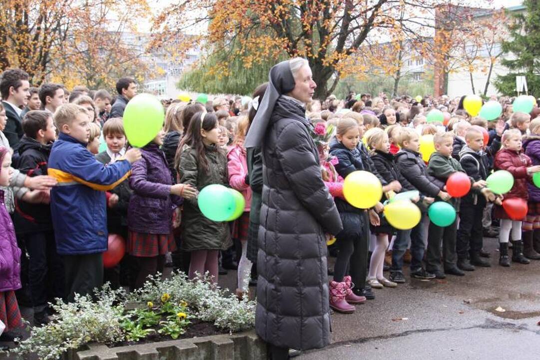 Maironio gimtadienį mokiniai paminėjo susikibę rankomis
