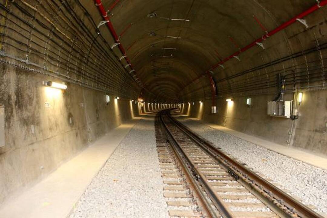 Traukiniai tuneliu važiuoja nuo antradienio (papildyta)  