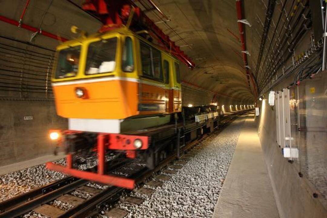 Traukiniai tuneliu važiuoja nuo antradienio (papildyta)  