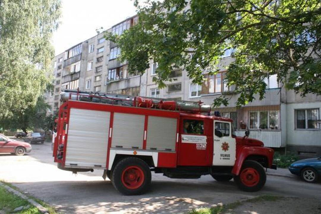 Iš degančio buto Žirmūnuose ugniagesiai išgelbėjo senutę