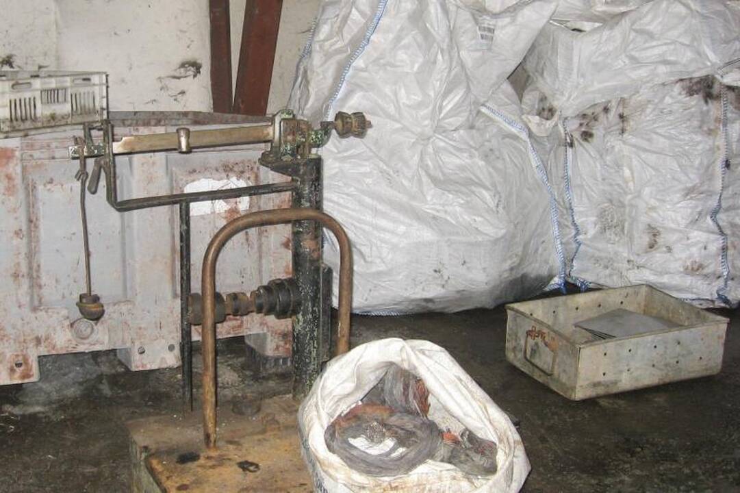 Metalo laužo supirktuvėse – telefono ryšio kabeliai