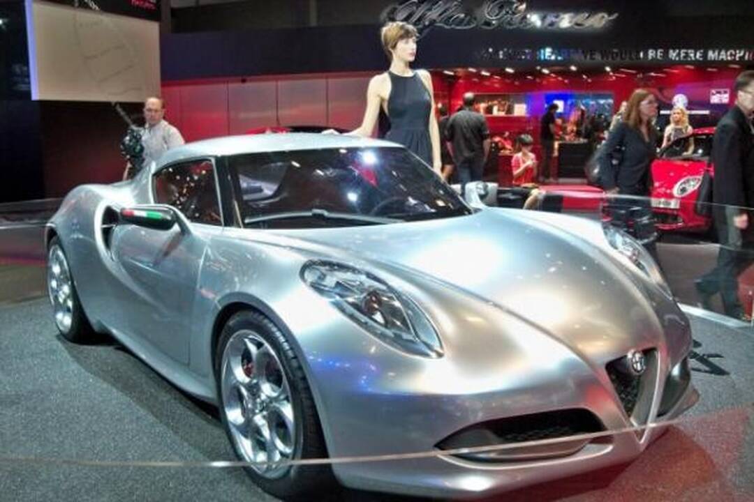 Frankfurtas: metalo spalvos žvilgantis „Alfa Romeo 4C“ 