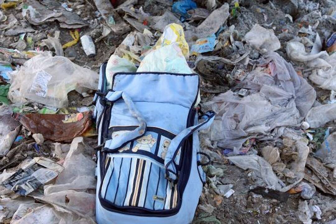 Uždusinusi ir į sąvartyną kūdikį išmetusi kaunietė išleista į laisvę