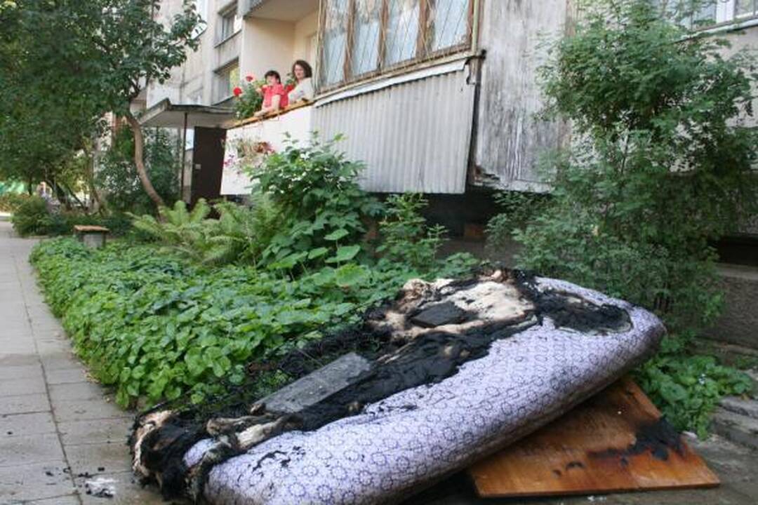 Iš degančio buto Žirmūnuose ugniagesiai išgelbėjo senutę
