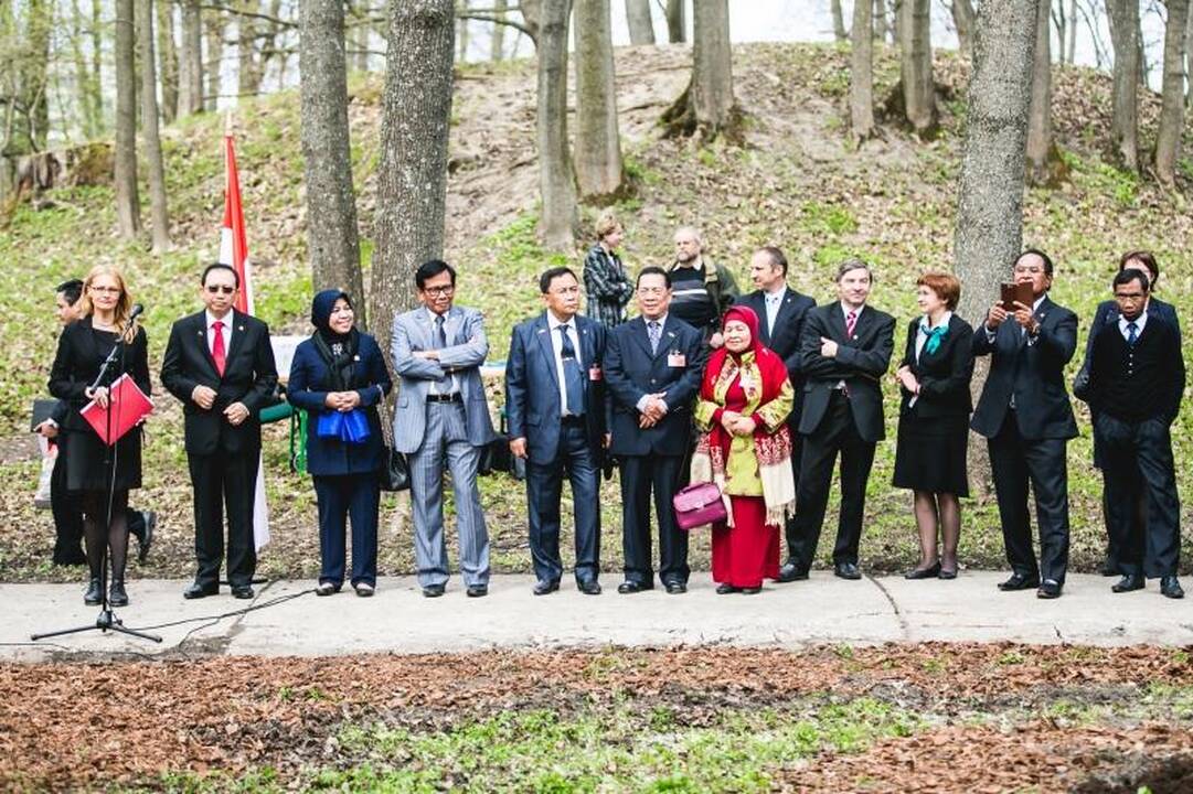 B. Galdikas į Lietuvą iš Indonezijos sugrįžo sodinti ąžuolų