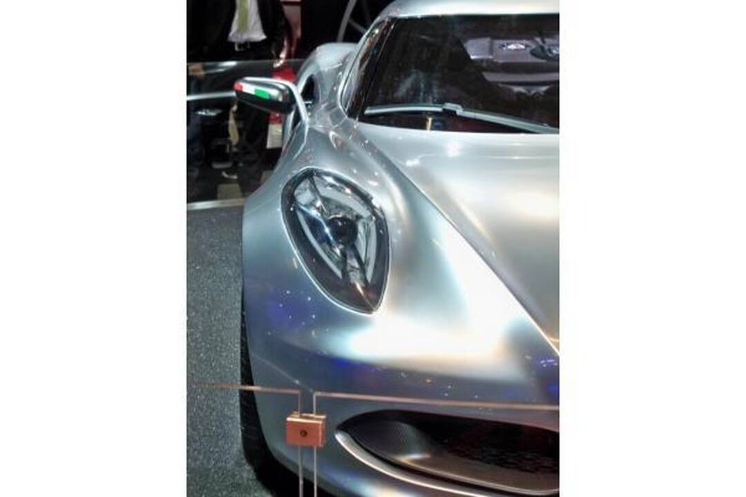 Frankfurtas: metalo spalvos žvilgantis „Alfa Romeo 4C“ 