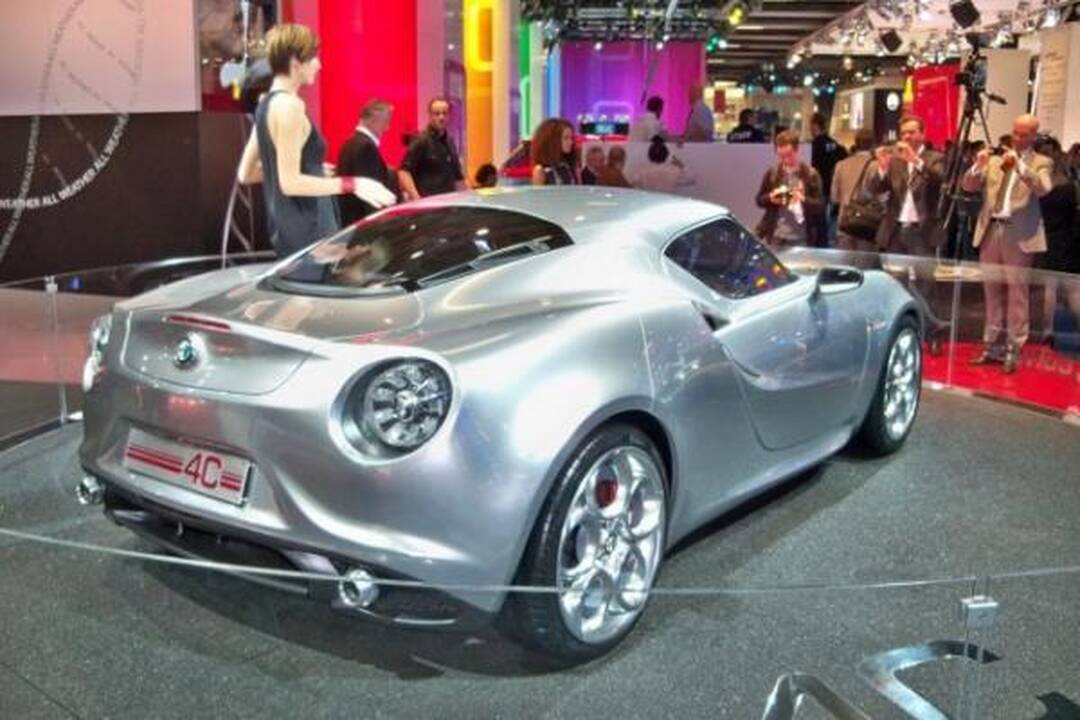 Frankfurtas: metalo spalvos žvilgantis „Alfa Romeo 4C“ 